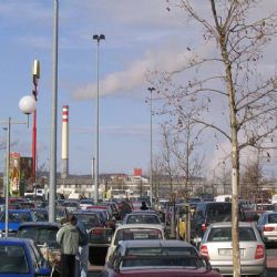 Vykradli jí auto, zatímco vracela nákupní vozík