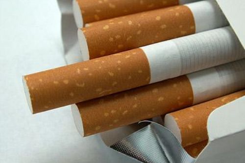 Foto: Z benziny si lapka odnesl cigarety za 50 tisíc