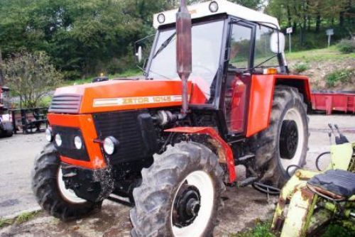 Foto: Z oplocené firmy na Úněšovsku odjel zloděj traktorem