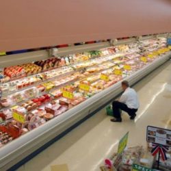 Z regálů ve Kdyni zmizela stovka lahví alkoholu a drogerie