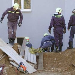 Hasiči a záchranáři stále v Kaznějově pátrají po zavaleném člověku