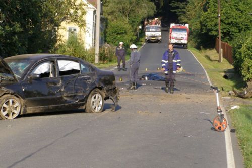 Foto: Žena ve Štítarech dnes nepřežila srážku dvou vozidel 
