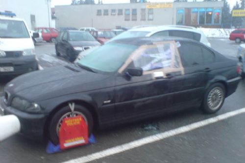 Foto: Zloděj v Horní Bříze usnul ve vykrádaném autě