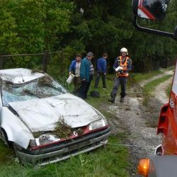 Auto projelo v Horažďovicích plotem a skončilo v zahradě
