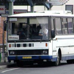 Z bouraného autobusu lezly děti střechou