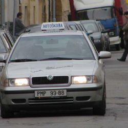 Šel do autoškoly, i když měl zákaz řídit
