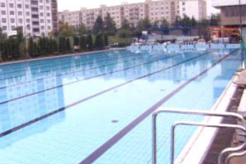Foto: Nahé seniorky nechtějí v plzeňském bazénu děti v šatnách