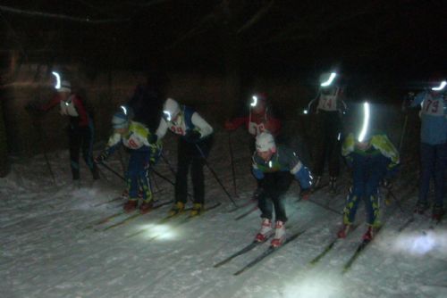 Foto: Borský park hostil večerní závod na běžkách