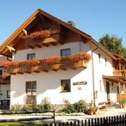 Češi nakupují nemovitosti na německé straně Šumavy