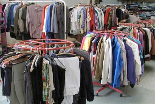 Foto: Z obchodu zmizely obleky, prodavačka nic neví