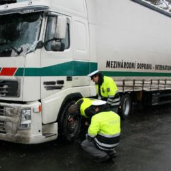 Desítky policistů v kraji obsadily opět silnice