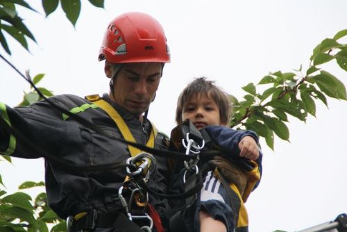 Foto: Hasiči v úterý ráno v Plzni zachraňovali dítě z parapetu
