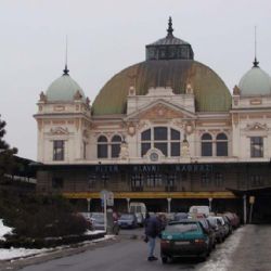Opilec močil v hale plzeňského vlakového nádraží