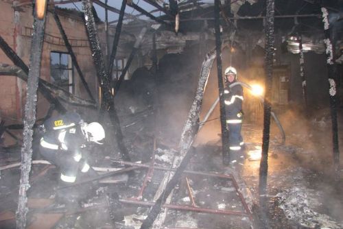 Foto: Hořelo ve výrobně nábytku ve Stodě, škoda pět milionů