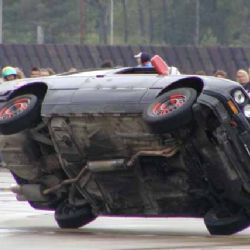 Mladíci si půjčili auto, několikrát s ním na letišti bourali