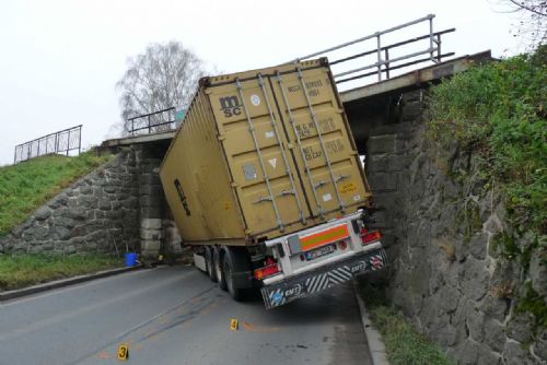Foto: Kamion v Klatovech naboural do viaduktu, zůstal zaklíněný