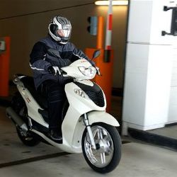 Kličkovaná na skútrech ohrožuje v Plzni řidiče