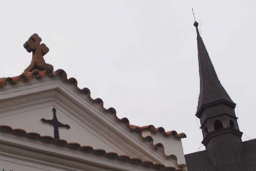 Foto: Kostelní hodiny stále ukazují starý čas
