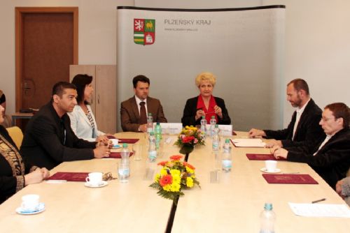 Foto: Kraj podepsal dohodu o spolupráci s neziskovkami