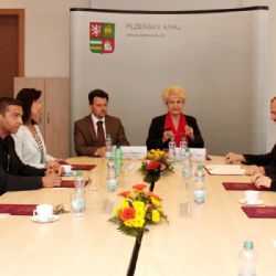 Kraj podepsal dohodu o spolupráci s neziskovkami