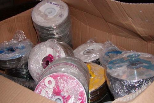 Foto: Celníci opět uspěli, cizinec vezl pirátská CD a DVD
