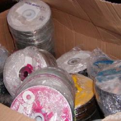 Policisté stíhají Vietnamce, který prodával padělky CD a DVD