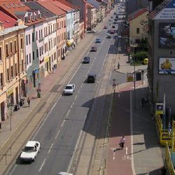 Maskovaný lupič s nožem vyloupil potraviny na Slovanské
