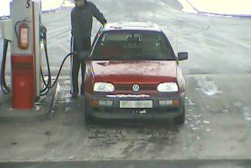 Foto: Muž odjel od benzinky bez zaplacení, policisté hledají svědky