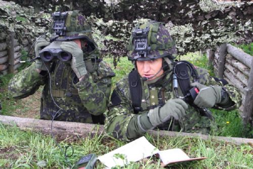 Foto: Na Bahnech armáda představuje bojové ukázky i techniku