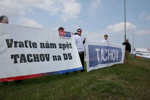 Foto: Na dálnici se konal protest Vraťte zpět Tachov na D5
