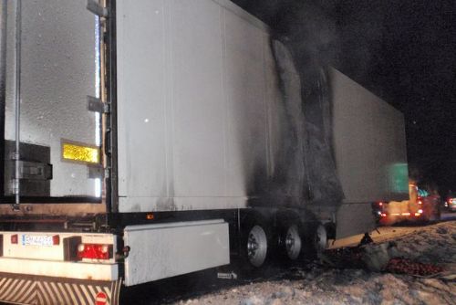 Foto: Na dálnici u Mýta hořel kamion s rajčaty