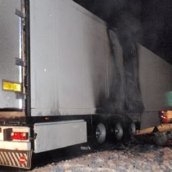 Na dálnici u Mýta hořel kamion s rajčaty