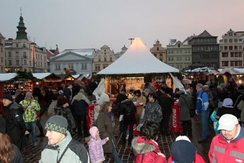 Foto: Na náměstí v Plzni servírovali 100 litrů vánoční gulášovky