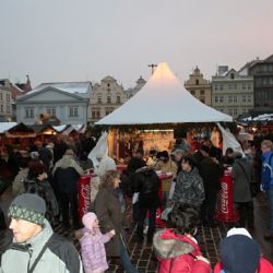 Na náměstí v Plzni servírovali 100 litrů vánoční gulášovky