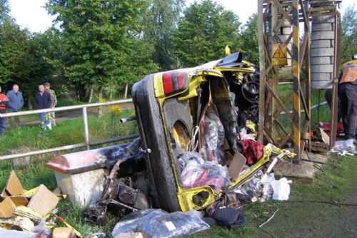 Foto: Na přejezdu u Přeštic se srazil vlak s autem. Jeden mrtvý