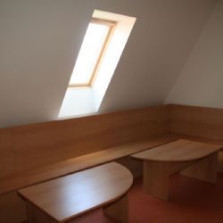 Gymnázium na Mikulášském náměstí má učebny na půdě 
