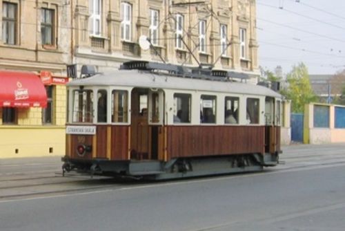 Foto: Návštěvníky Slavností svobody vozí historická tramvaj