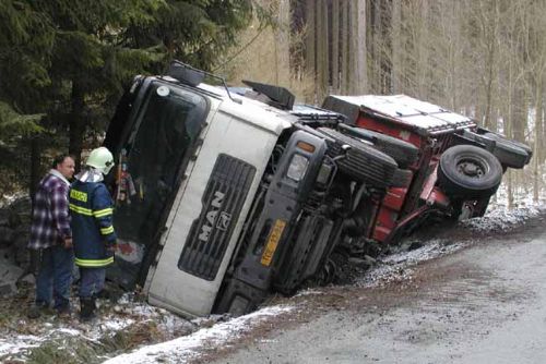 Foto: Nehoda kamionu ráno zablokovala dálnici