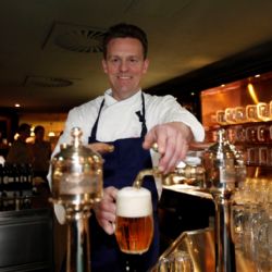 Němci si dají pivo ve franšíze Pilsner Urquell Original Restaurant 