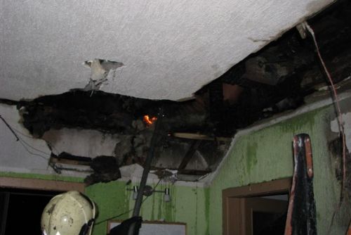 Foto: O víkendu hořel dům, sláma i přepravky v Bille