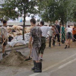 Plzeňští strážníci pomáhají v zatopených Heřmanicích