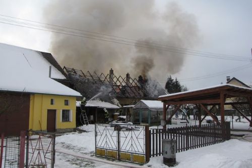Foto: Plameny spolykaly v obci Spůle střechu domu 