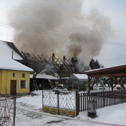 Plameny spolykaly v obci Spůle střechu domu 