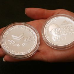 Plzeň má k 65. výročí osvobození medaile pro veterány