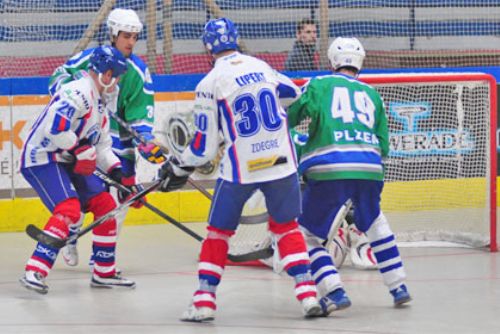 Foto: Plzeňští hokejbalisté prohráli v Mostě 1:3