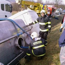 Po silnici u Mochtína teklo mléko 