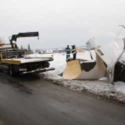 Pod železničním mostem U Boleváku uvízlo auto