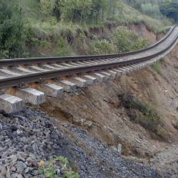 Zeminu a pražce neodvezli na skládku, mají obvinění