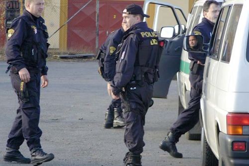 Foto: Skini na Karlovarsku házeli popelníky po policistech
