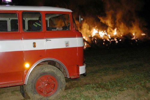 Foto: Stoh slámy hořel u Drahotína